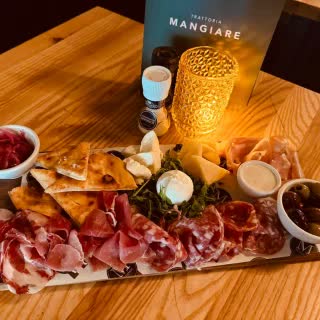 Antipasto misto, Italiaanse vleeswaren en kazen