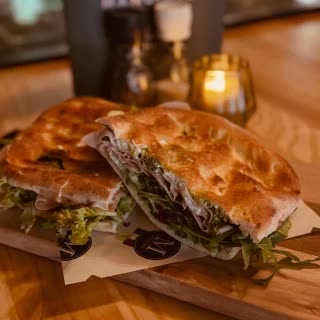 Italiaans broodje op focaccia
