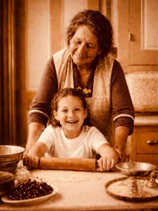 Oma en kleinkind die samen deeg uitrollen, Italiaanse traditie