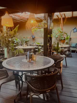 De tuin met sfeervolle verlichting in de avond
