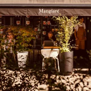De gevel van Mangiare in de avond
